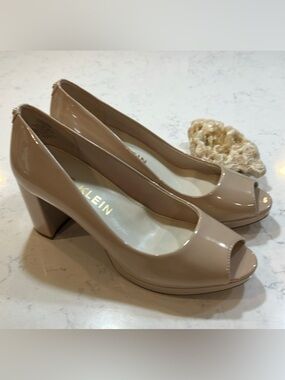 Anne Klein “Markie”Women's Peep Toe Cream Patent Leather Heels Size 9